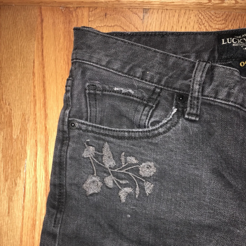 Embroidered edgy jeans